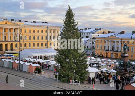 Helsinki Weihnachtsmarkt auf Senat Platz vor der Kathedrale von Helsinki am Nachmittag. Helsinki, Finnland. Dezember 10, 2019. Stockfoto