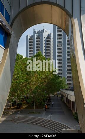 Residential Tower Blocks durch einen Teil des Eastgate Mall in Marzahn, Berlin, Deutschland gesehen. Stockfoto