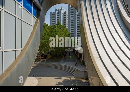 Residential Tower Blocks durch einen Teil des Eastgate Mall in Marzahn, Berlin, Deutschland gesehen. Stockfoto