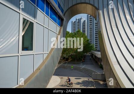 Residential Tower Blocks durch einen Teil des Eastgate Mall in Marzahn, Berlin, Deutschland gesehen. Stockfoto