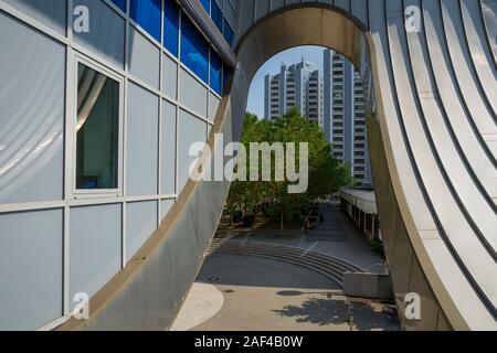 Residential Tower Blocks durch einen Teil des Eastgate Mall in Marzahn, Berlin, Deutschland gesehen. Stockfoto