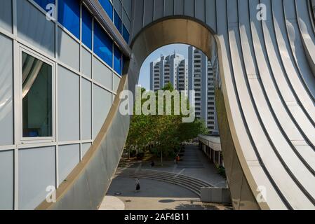 Residential Tower Blocks durch einen Teil des Eastgate Mall in Marzahn, Berlin, Deutschland gesehen. Stockfoto