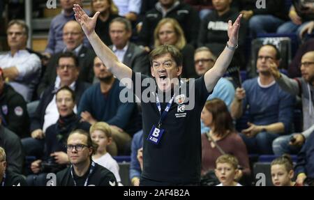 Berlin, Deutschland. 12 Dez, 2019. Handball: Bundesliga, Füchse Berlin - THW Kiel 17. Spieltag, Max-Schmeling-Halle. Berlin Trainer Velimir Petkovic wird Gestikuliert am Spielfeldrand. Credit: Andreas Gora/dpa/Alamy leben Nachrichten Stockfoto