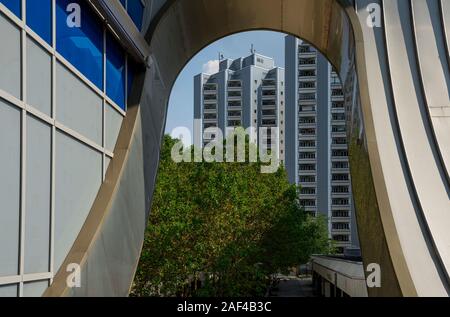 Residential Tower Blocks durch einen Teil des Eastgate Mall in Marzahn, Berlin, Deutschland gesehen. Stockfoto