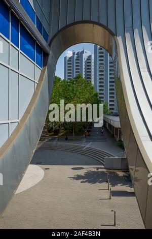 Residential Tower Blocks durch einen Teil des Eastgate Mall in Marzahn, Berlin, Deutschland gesehen. Stockfoto