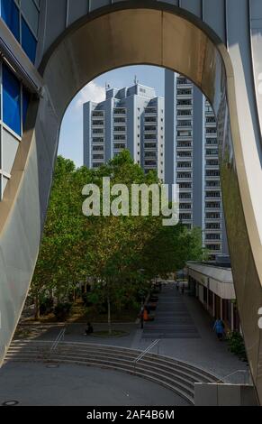 Residential Tower Blocks durch einen Teil des Eastgate Mall in Marzahn, Berlin, Deutschland gesehen. Stockfoto