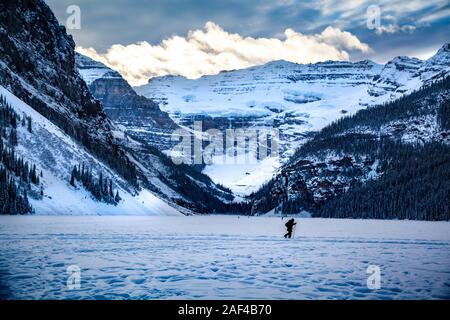 Eine länderübergreifende Skifahrer auf frozen Lake Louise, Alberta, Kanada Stockfoto