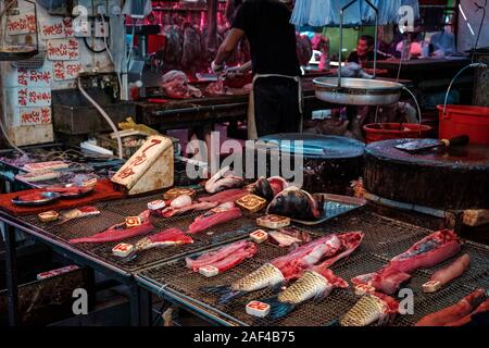 HongKong, China - November, 2019: Anbieter Vorbereitung Fische auf dem Markt in Hongkong, China Stockfoto