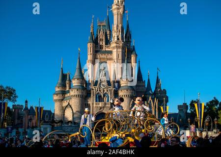 Orlando, Florida. 05. Dezember 2019. Mickey und Minnie in der It! Shake It! MousekeDance Es! Street Party im Magic Kingdom Stockfoto