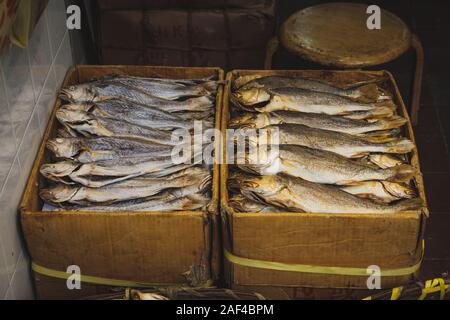 Fische in Kartons, getrocknete Fische auf Street Food Markt Stockfoto