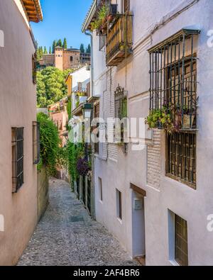 Das malerische Viertel Albaicin in Granada an einem sonnigen Nachmittag. Andalusien, Spanien. Stockfoto
