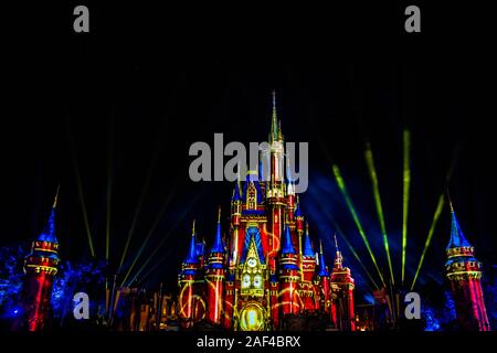 Orlando, Florida. 05. Dezember 2019. Beleuchtete Cinderella Schloss mit farbigen Lichtstrahlen in Magic Kingdom Stockfoto