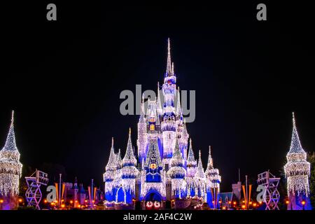 Orlando, Florida. 05. Dezember 2019. Panoramablick auf das beleuchtete Cinderella Schloss in Weihnachten Jahreszeiten bei Magic Kingdom Stockfoto