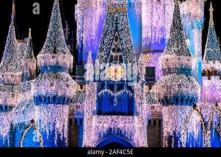 Orlando, Florida. 05. Dezember 2019. Teilansicht von Cinderella Schloss mit Weihnachten Dekoration im Magic Kingdom Stockfoto