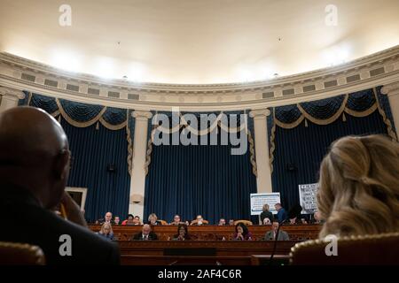 United States Vertreter Jerrold Nadler (Demokrat von New York), Vorsitzender des US-Repräsentantenhauses, hört zu, wie die US-Ausschusses für Justiz Mark-up-Resolution 755, Artikel Amtsenthebungsverfahren gegen Präsident Donald J. Trumpf, in der longworth House Bürogebäude in Washington, DC am Donnerstag, 12. Dezember 2019. Credit: Stefani Reynolds/CNP | Verwendung weltweit Stockfoto