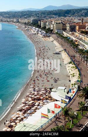 Promenade des Anglais und Castel Plage Beach Club & Restaurant (unten) von Le Château/Castle Hill, Nizza, Côte d'Azur, Frankreich, Europa Stockfoto