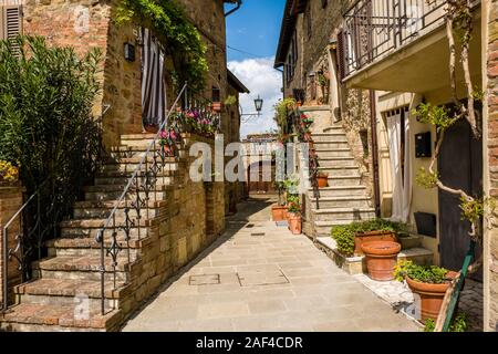 Häuser aus Stein und einer kleinen Gasse in der mittelalterlichen Stadt Stockfoto