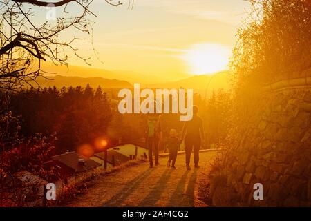 Romantischer Sonnenuntergang und Familie auf den Weg an der alten Weinberge Maribor Stockfoto