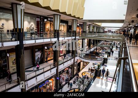 Einkaufen im Einkaufszentrum Alexa am Alexanderplatz in Berlin, Deutschland. Stockfoto