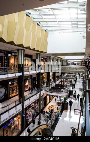 Einkaufen im Einkaufszentrum Alexa am Alexanderplatz in Berlin, Deutschland. Stockfoto