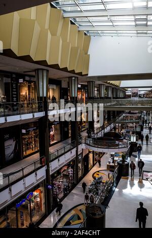 Einkaufen im Einkaufszentrum Alexa am Alexanderplatz in Berlin, Deutschland. Stockfoto