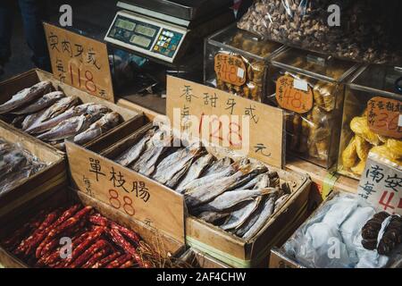 Fisch und Wurstwaren zum Verkauf auf Street Food Markt in Hongkong China Stockfoto