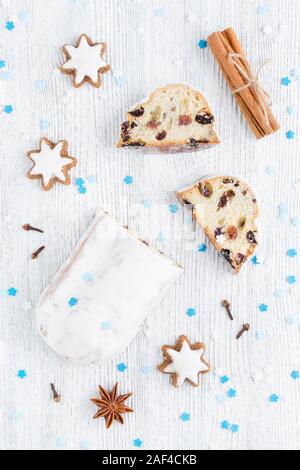 Traditionelle deutsche Weihnachtskuchen Stollen mit Cookies und Dekoration Stockfoto