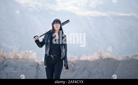 Brutale Frau von hooligan Banden geht mit einem Baseballschläger in der Einöde Stockfoto