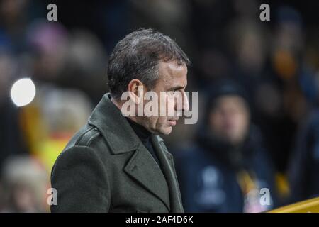 Wolverhampton, Großbritannien. 12 Dez, 2019. 12. Dezember 2019, Molineux, Wolverhampton, England, UEFA Europa League, Wolverhampton Wanderers v Besiktas: Abdullah Avcı Manager von Besiktas Wanderungen für Kick-off Credit: Richard Long/News Bilder Credit: Aktuelles Bilder/Alamy leben Nachrichten Stockfoto