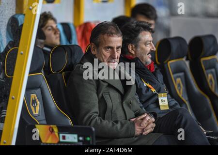 Wolverhampton, Großbritannien. 12 Dez, 2019. 12. Dezember 2019, Molineux, Wolverhampton, England, UEFA Europa League, Wolverhampton Wanderers v Besiktas: Abdullah Avcı Manager von Besiktas nimmt seinen Sitz für Kick-off Credit: Richard Long/News Bilder Credit: Aktuelles Bilder/Alamy leben Nachrichten Stockfoto