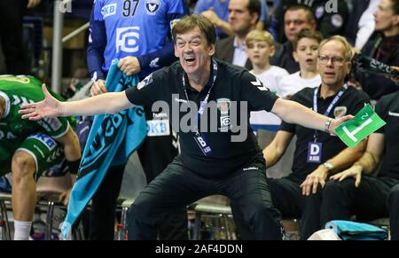Berlin, Deutschland. 12 Dez, 2019. Handball: Bundesliga, Füchse Berlin - THW Kiel 17. Spieltag, Max-Schmeling-Halle. Berlin Trainer Velimir Petkovic wird Gestikuliert am Spielfeldrand. Credit: Andreas Gora/dpa/Alamy leben Nachrichten Stockfoto