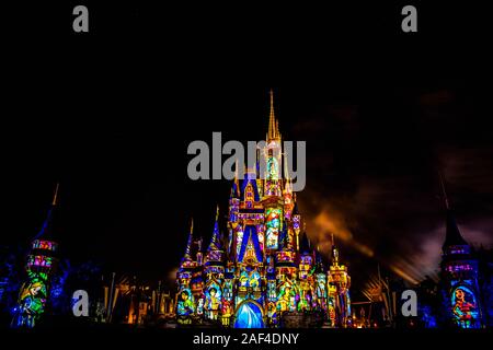Orlando, Florida. 05. Dezember 2019. Glücklich Überhaupt Nachher ist spektakulär Feuerwerk in Cinderella's Castle in Magic Kingdom Stockfoto