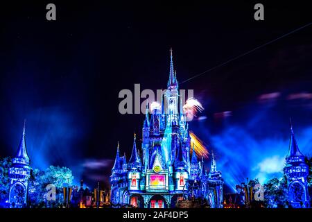 Orlando, Florida. 05. Dezember 2019. Glücklich Überhaupt Nachher ist spektakulär Feuerwerk in Cinderella's Castle in Magic Kingdom Stockfoto