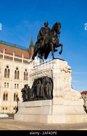 Statue des ehemaligen Premierministers, Graf Gyula Andrássy, ausserhalb des ungarischen Parlaments, Winter in Budapest, Ungarn. Dezember 2019 Stockfoto