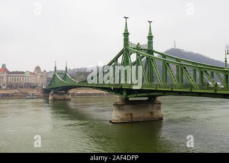 Grüne Brücke, szabadság Hid, über die Donau, Budapest, Ungarn. Dezember 2019 Stockfoto