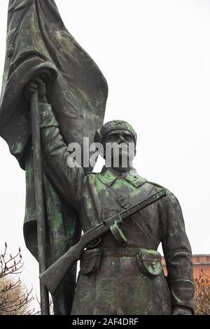 Kommunistischen Roten Armee Soldat und Flagge Statue, Memento Park, Szoborpark, Budapest, Ungarn. Dezember 2019 Stockfoto