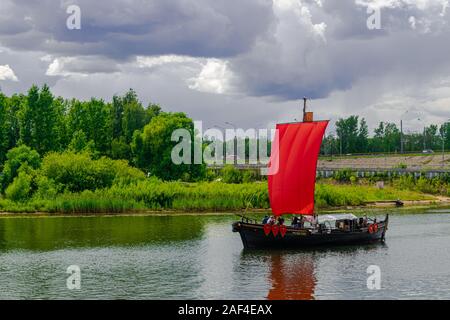 Jaroslawl / Russland; 14. Juli 2019: Mittelalterliche hölzerne touristische Schiff, Segeln auf dem Fluss Kotorosl, Jaroslawl, Russland Stockfoto