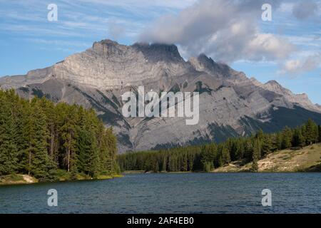 Panoramabild von Johnson See in der Nähe von Banff, Alberta, Kanada Stockfoto