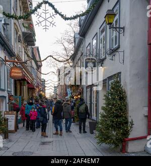 Quebec City, Quebec, Kanada - 30. November 2019. Vertikale Foto der Fußgänger dabei einige Weihnachten Window Shopping auf einer schmalen Straße in der Altstadt von Quebec Stockfoto