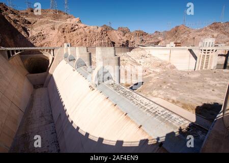 Die Wandergruppen, hoch stehend und trocken am Hoover-Staudamm am Lake Mead, Nevada, USA, nach einer vierjährigen lange Dürre. Stockfoto