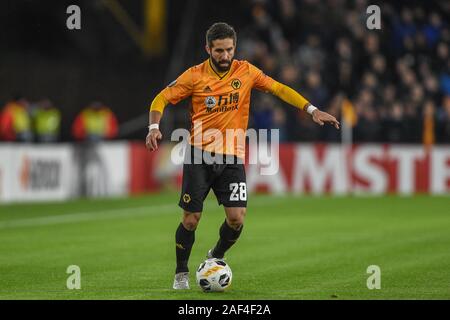 Wolverhampton, Großbritannien. 12 Dez, 2019. 12. Dezember 2019, Molineux, Wolverhampton, England, UEFA Europa League, Wolverhampton Wanderers v Besiktas: João Moutinho (28.) Wolverhampton Wanderers mit der Kugel Credit: Richard Long/News Bilder Credit: Aktuelles Bilder/Alamy leben Nachrichten Stockfoto