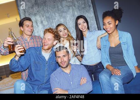 Eine Gruppe von Freunden, die party drinnen Spaß zusammen Portrait Stockfoto