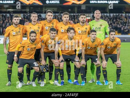 12. Dezember 2019; Molineux Stadium, Wolverhampton, West Midlands, England; UEFA Europa League Fußball, Wolverhampton Wanderers gegen Besiktas; Wölfe Spieler Pose vor dem Start des Spiels - Redaktionelle Verwendung Stockfoto