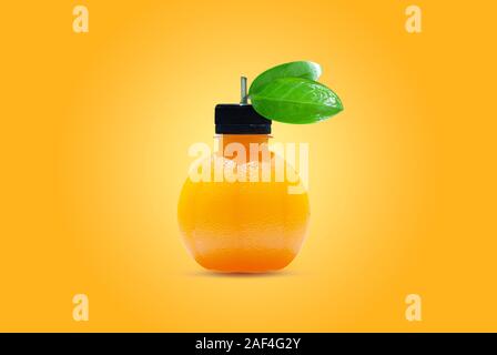 Frisch gepresster Orangensaft auf orangefarbenem Hintergrund isoliert Stockfoto
