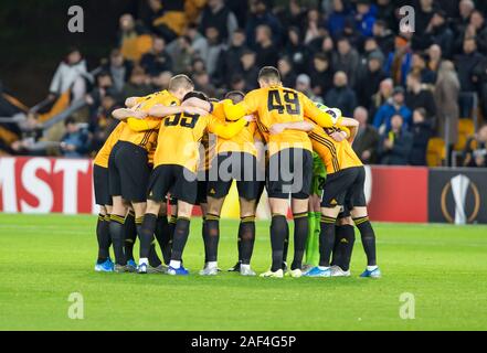 12. Dezember 2019; Molineux Stadium, Wolverhampton, West Midlands, England; UEFA Europa League Fußball, Wolverhampton Wanderers gegen Besiktas; die Wölfe Team in einer Unordnung vor dem Start des Spiels - Redaktionelle Verwendung Stockfoto