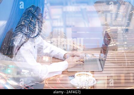 Digitales Marketing. Geschäftsmann mit moderner Schnittstelle. Stockfoto