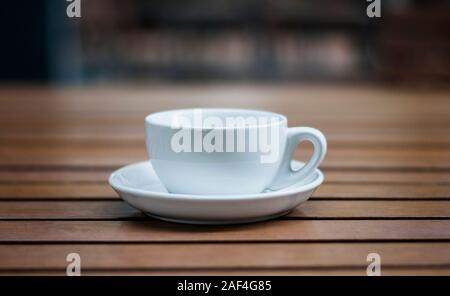 Kaffeetassen auf Holzböden Stockfoto