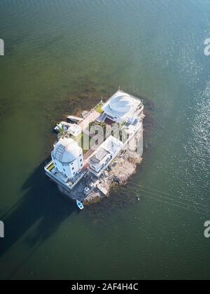 Luftaufnahme von Udaipur Solar Observatory, in Fateh Sagar See Stockfoto