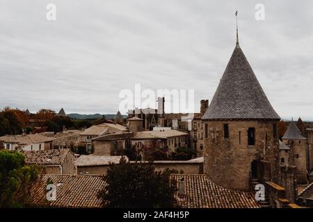 Carcassonne, Royal/Frankreich - 11 07 2013: Carcassonne Türme mit einem Hintergrund Landschaft Stockfoto