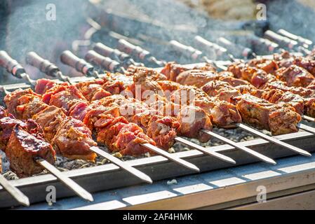 Schwein am Spieß am Grill zubereitet. Vorbereitung der Shish Kebab Grill. Stockfoto